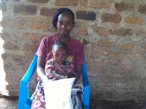 Beverlyne Malesi, one of the 180 workshop participants in Vihiga County, Western Kenya.  Once a week Beverlyne comes with her daughter to a church in Masana to actively participate in community workshops intending to find ways to improve nutrition. Credit: Bioversity International/J. Boedecker