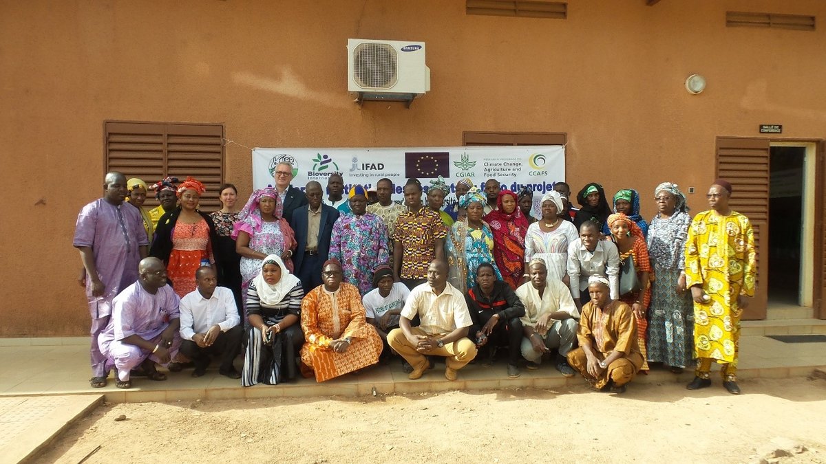 Partners of IER, Stefano Padulosi and Gennifer Meldrum with producers, traders and consumers of the fonio value chain at the Fonio meeting in Bamako, Mali. Credit: Bioversity International/G.Lochetti Partners of IER, Stefano Padulosi and Gennifer Meldrum with producers, traders and consumers of the fonio value chain at the Fonio meeting in Bamako, Mali. Credit: Bioversity International/G.Lochetti