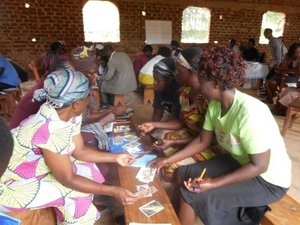 Working with food cards to learn about food groups and dietary diversity at a community session in Vihiga, Kenya. Credit: Bioversity International/J. Boedecker