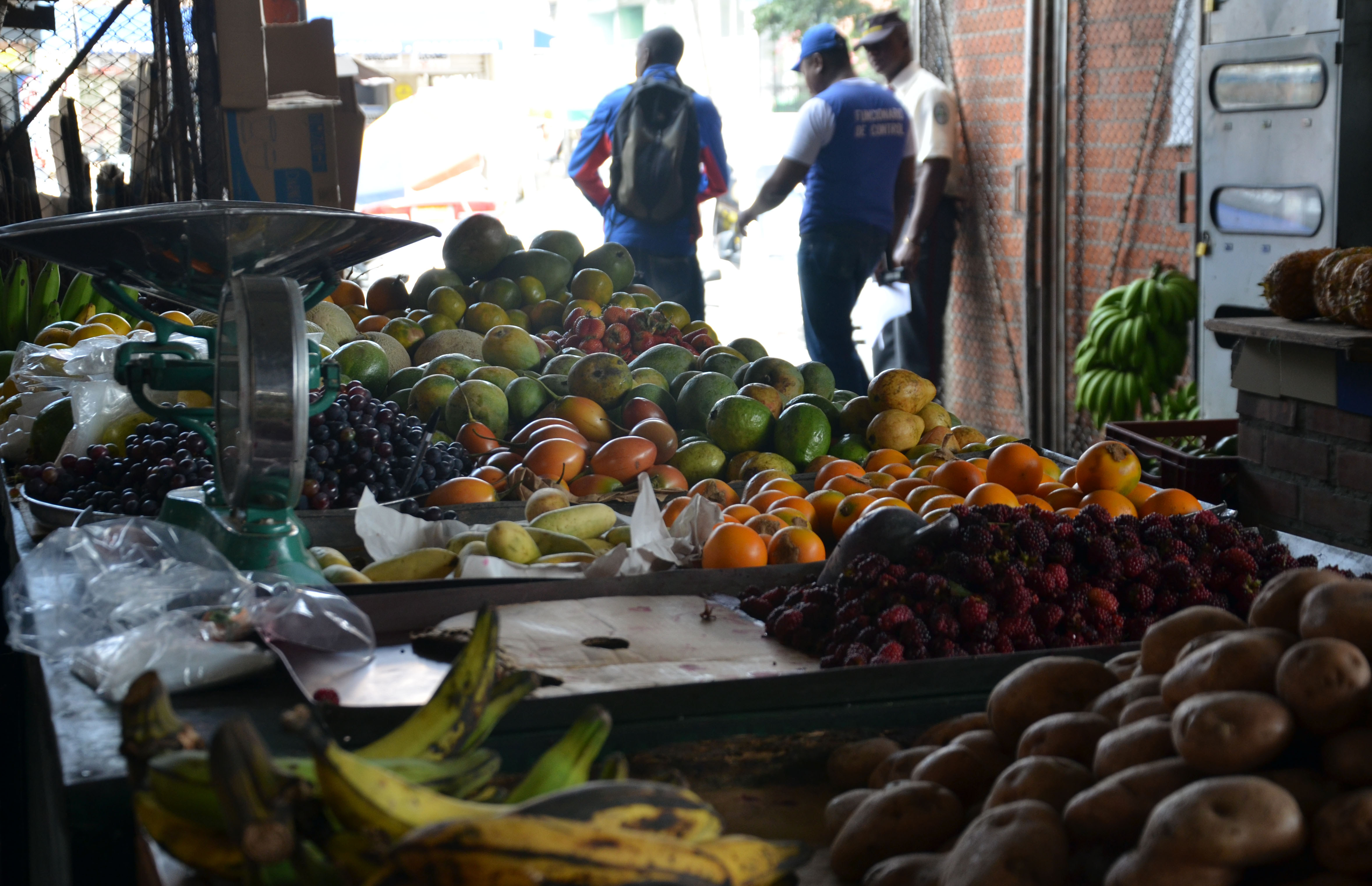 Fresh produce for sale in Cali, Colombia. Photo by Melissa Reichwage/CIAT. Fresh produce for sale in Cali, Colombia. Photo by Melissa Reichwage/CIAT.