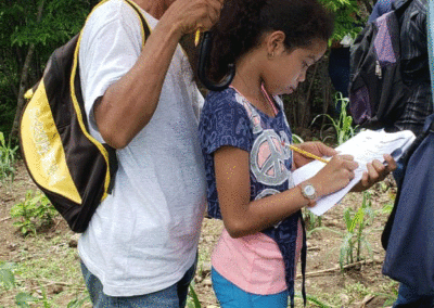 Las familias diligenciando el cuadernillo.