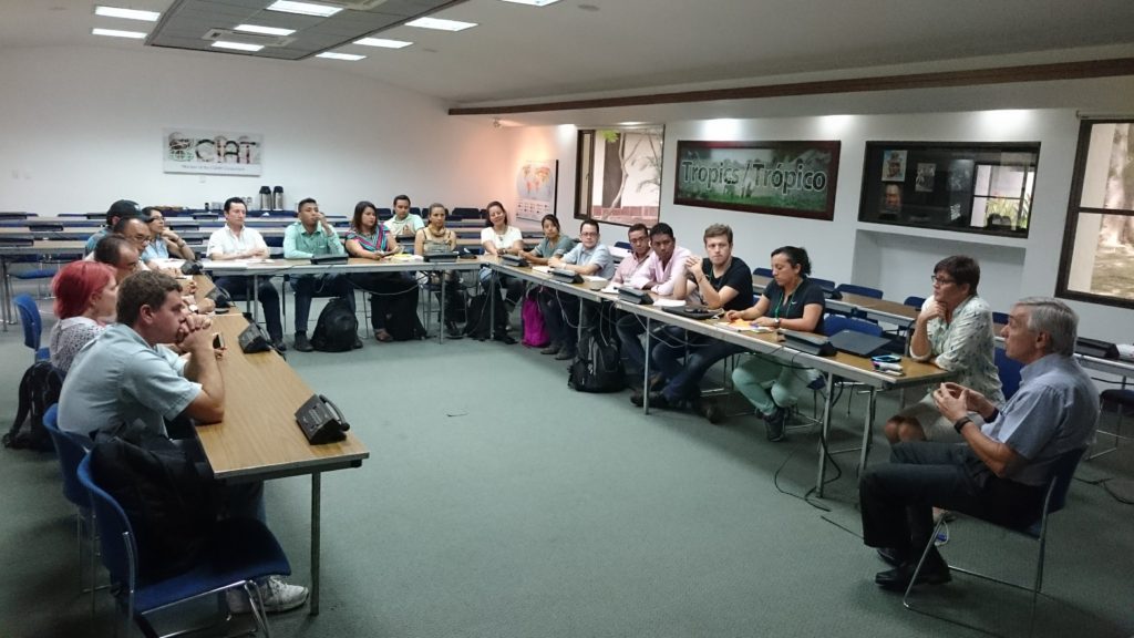 Diálogo entre los investigadores de Corpoica y el director general del CIAT