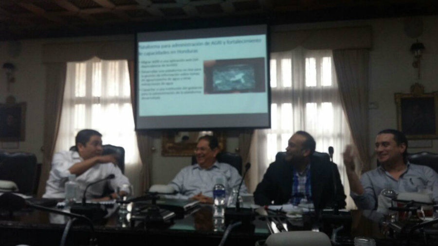 Derecha a izquierda: Presidente Juan Orlando Hernández, Ministro Coordinador del Gabinete de Gobierno Jorge Ramón Hernández Alcerro, ministro de Recursos Naturales, Ambientes y Minas Jose Antonio Galdámez y el director ejecutivo de Inversión Eestratégica de Honduras (Invest-H) Marco Bográn. 