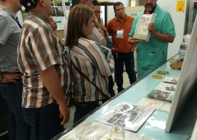 Tejiendo Lazos en uno de los laboratorios de biotecnología