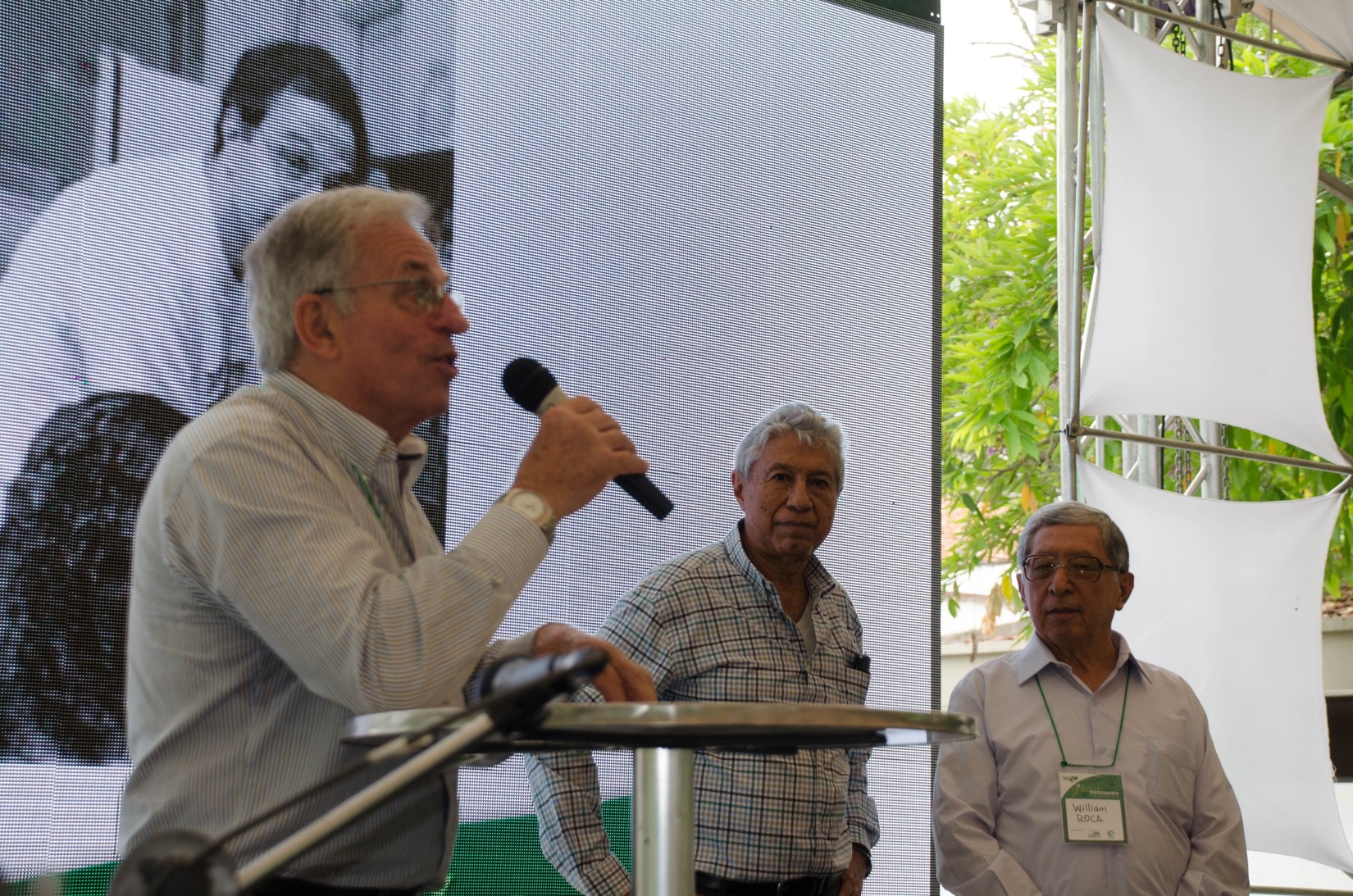 Tres de los investigadores pioneros del CIAT: James Cock, César Martínez y William Roca (de izq. a derecha) Tres de los investigadores pioneros del CIAT: James Cock, César Martínez y William Roca (de izq. a derecha)