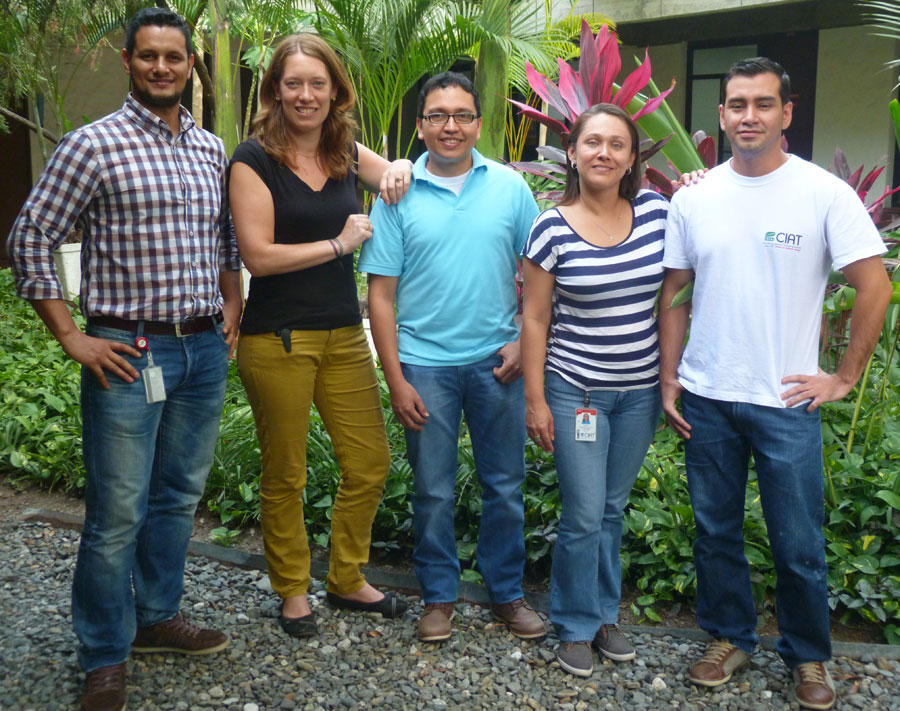 Gelver Patiño, Elise Talsman, Luis Londoño, Sonia Gallego, and Juan Camilo Orozco (Abscent from the picture: Angélica Jaramillo). Gelver Patiño, Elise Talsman, Luis Londoño, Sonia Gallego, and Juan Camilo Orozco (Abscent from the picture: Angélica Jaramillo).