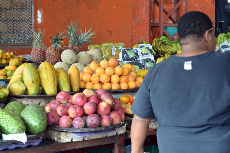 Cali, Colombia in contrast: Feast and famine