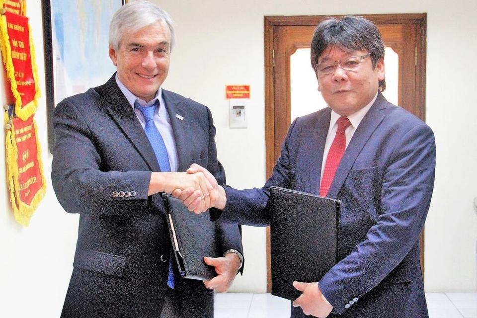 Threat of cassava mosaic disease, strengthening resilience to climate disasters, dominate conversations between CIAT and Vietnam agricultural institutions